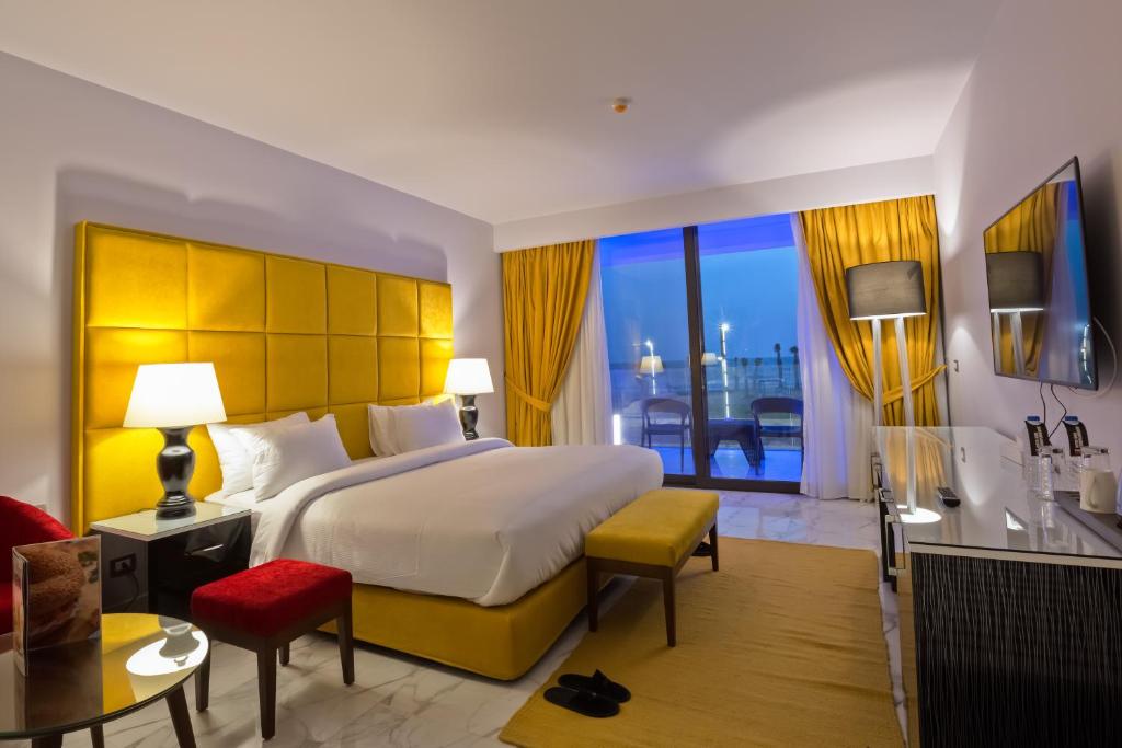 塞得港Porto Said Resort & Spa的酒店客房设有一张大床和一个阳台。