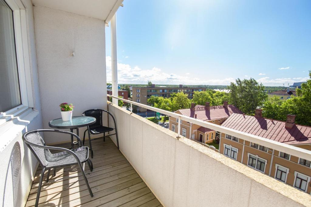 瓦萨Kotimaailma Apartments Vaasa的设有一个配有桌椅并享有美景的阳台。