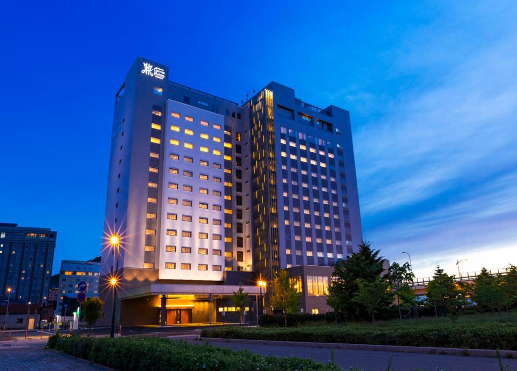 函馆HOTEL＆SPA CENTURY MARINA HAKODATE的一座高大的建筑,城市里灯火通明