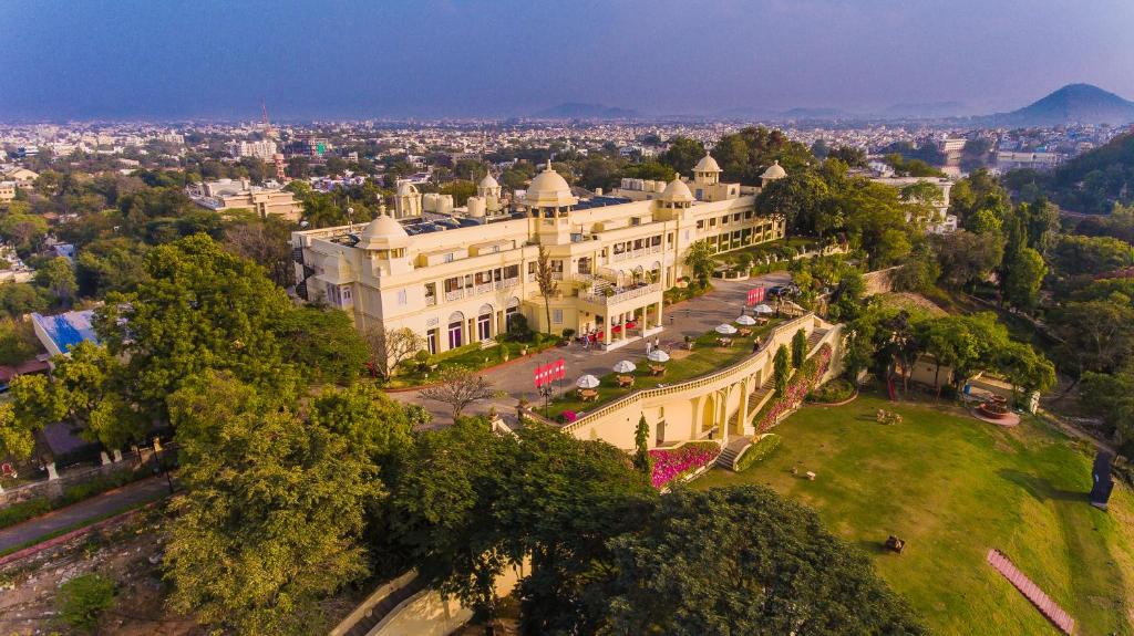 乌代浦拉利特·拉克西米维拉斯宫酒店的公园内一座大建筑的空中景观