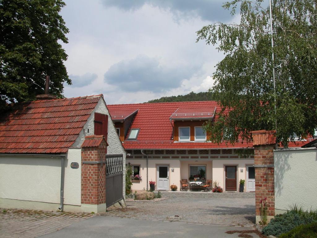 BürgelFeriendomizil Taupadel的一座红色屋顶的房子和一个车库