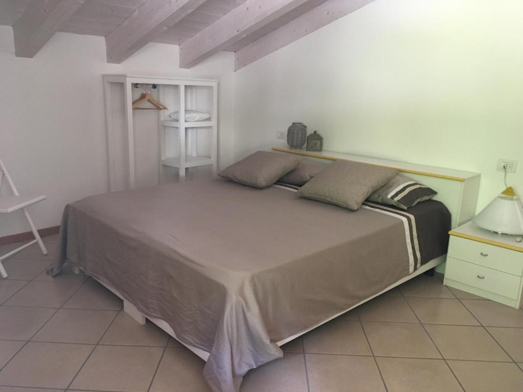 Castel CondinoCadari' Appartamenti的一间卧室,卧室内配有一张大床