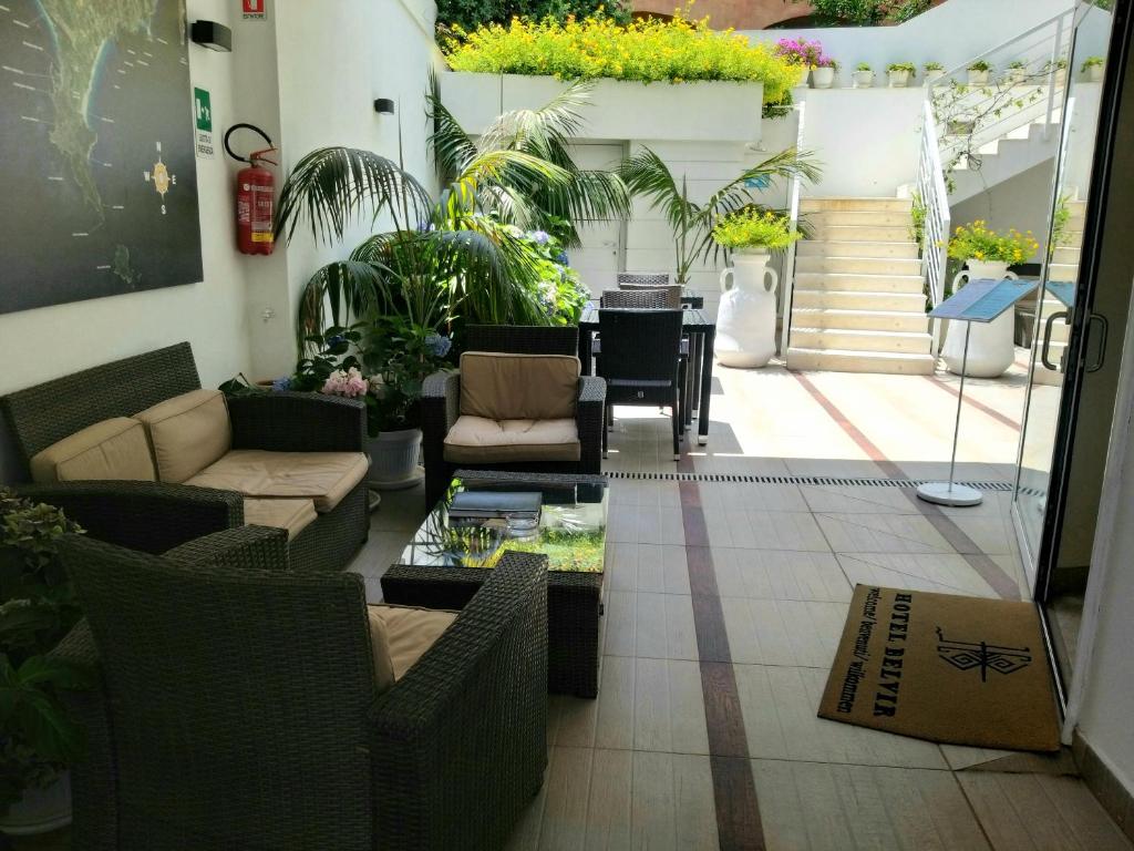 维拉西米乌斯贝尔维尔酒店的带沙发、桌子和植物的客厅