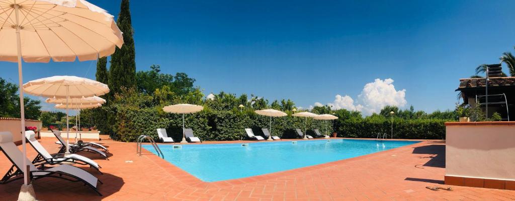 蒙泰斯库达伊奥Villa Lavinia B&B的一个带椅子和遮阳伞的游泳池