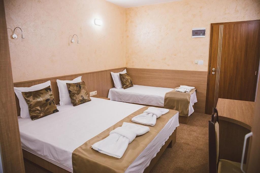 BratsigovoСтаи за гост Хит Хаус и СПА的酒店客房,配有两张带毛巾的床