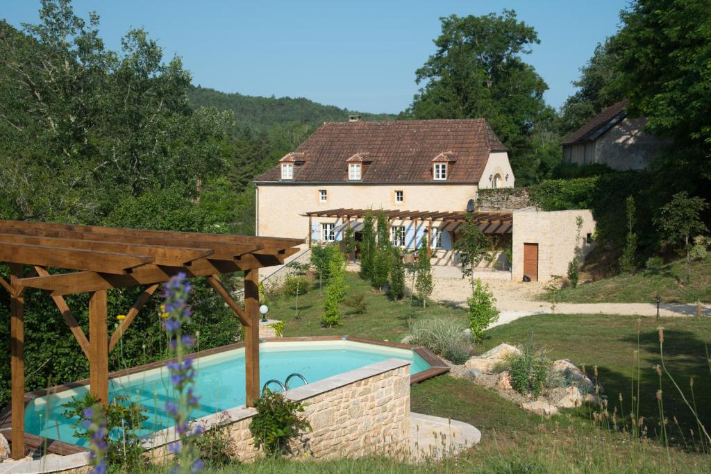 奥瑞阿卡杜佩里戈尔Maison du Cèdre的庭院中带游泳池的房子