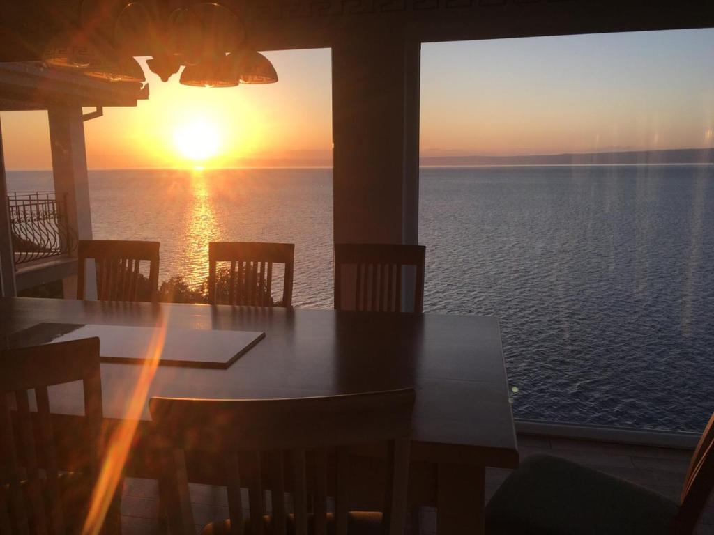 拉茨斯切THE VIEW ****的日落时分海景餐桌