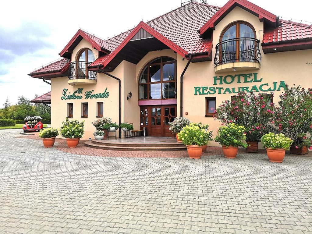 维隆兹隆纳维兰达酒店的前面有盆栽植物的酒店餐厅