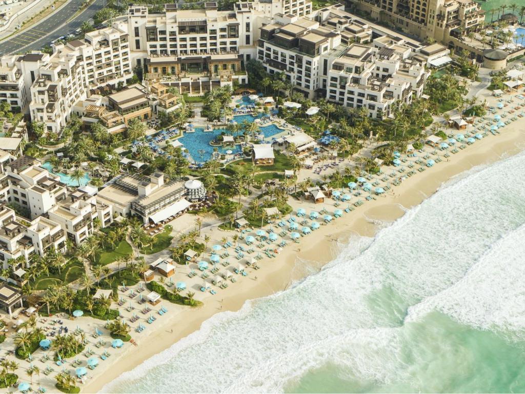 迪拜Jumeirah Al Naseem的蓬塔卡纳高级度假村享有海滩的空中景致