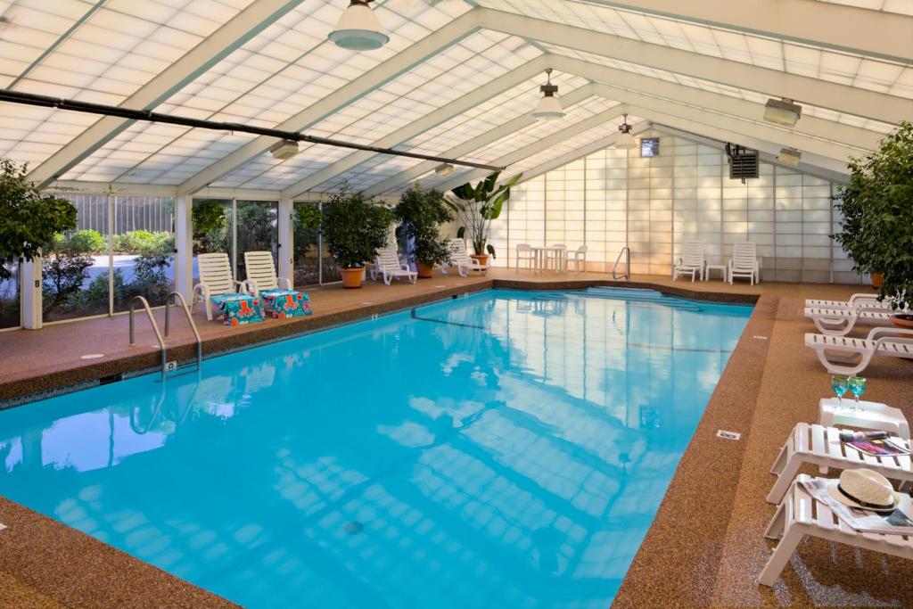马什皮Southcape Resort Mashpee a Ramada by Wyndham的大楼里一个蓝色的大泳池