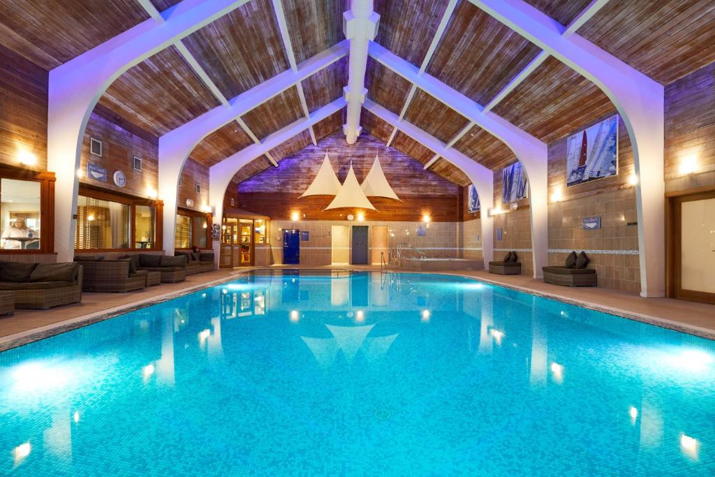 彭里斯北湖Spa酒店的一座带天花板的酒店游泳池