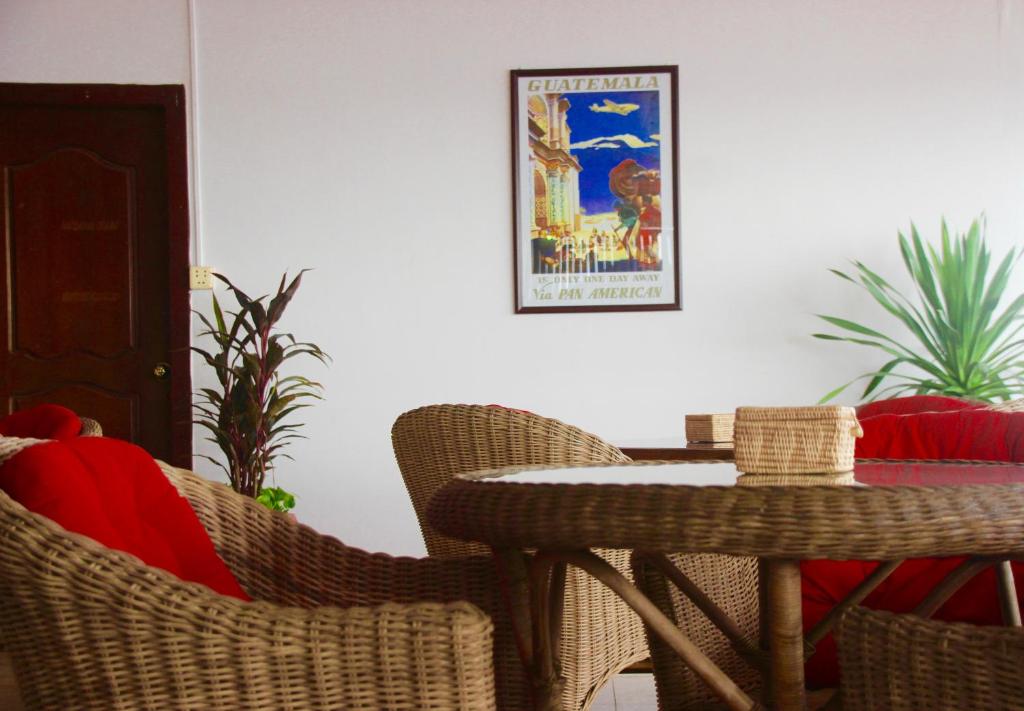 桔井Sorya Guesthouse & Dolphin Tours的一间带桌子和藤椅的用餐室