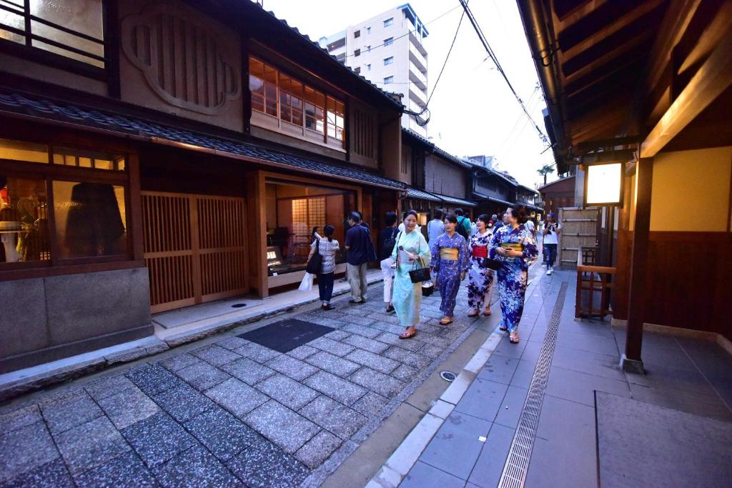 京都Yado Kiramachi的一群人走在街上