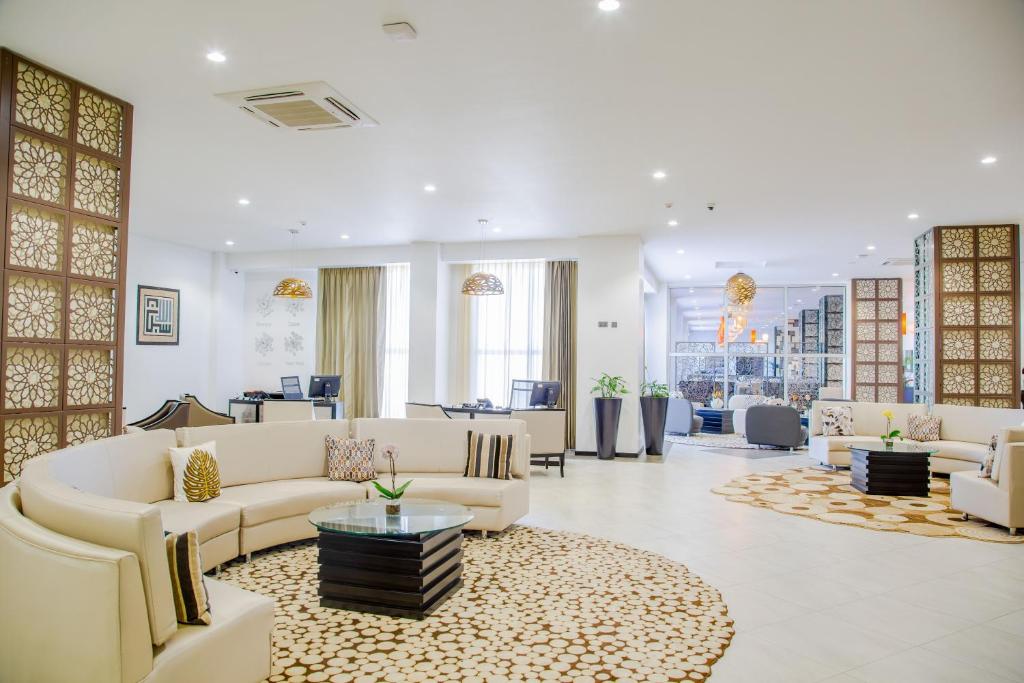 布兰太尔Amaryllis Hotel Blantyre的带沙发和地毯的客厅