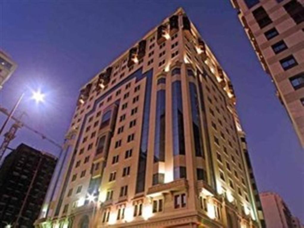 麦地那Durrat Al Eiman Hotel的一座高大的建筑,上面有灯