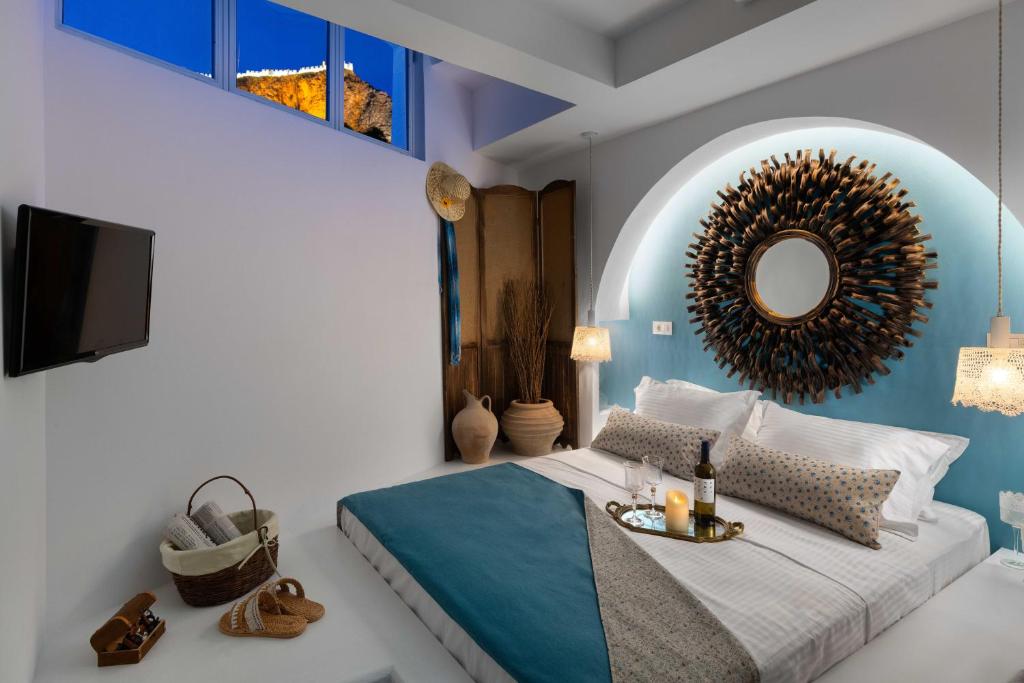 林都斯Casa Pietra Lindos Luxury Traditional House的一间卧室配有一张床和镜子