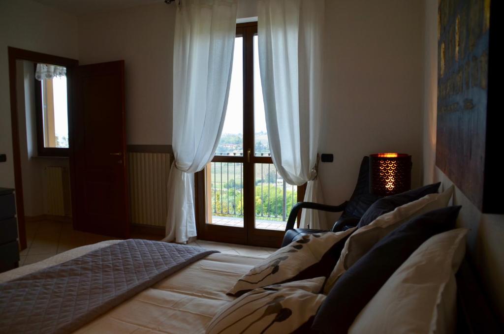 蒙卡尔沃Villa Patrizia的一间带两张床和窗户的客厅