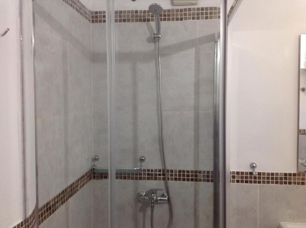 马尔多纳多Casa Amplio Jardín - Centro Maldonado的浴室里设有玻璃门淋浴