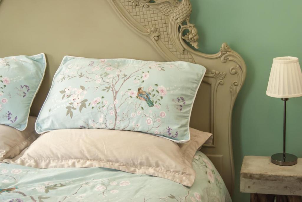 MendhamThe Broken Dish - Full Cottage Apartment的一间卧室配有一张带花卉枕头的床