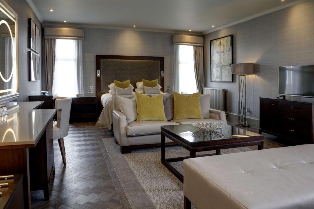 Chryston最佳西方加菲猫家酒店的一个带床和沙发的大客厅