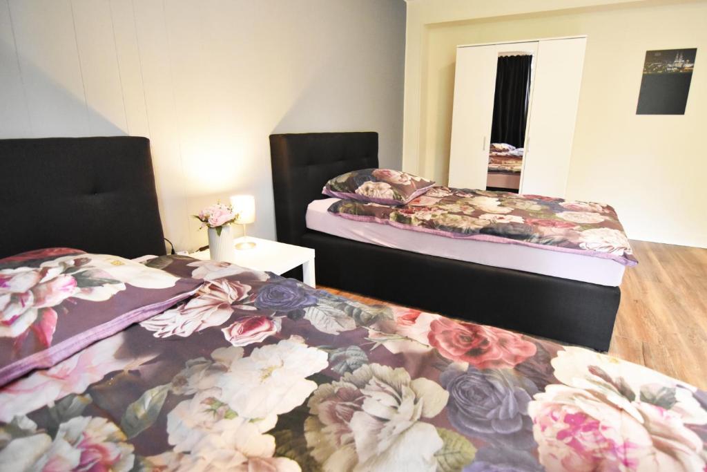 科隆Dorya am Ring的鲜花客房内的两张床