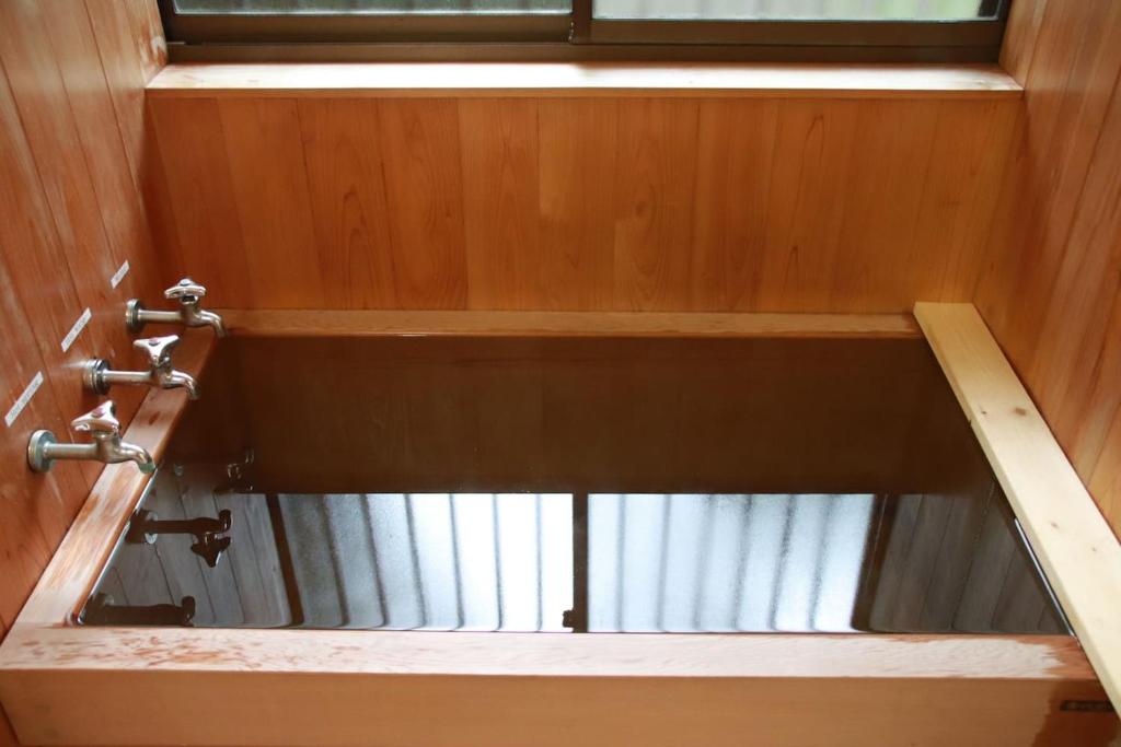箱根Yamaguchi House Annex, Private House with Onsen的从浴室内的一个窗户欣赏美景