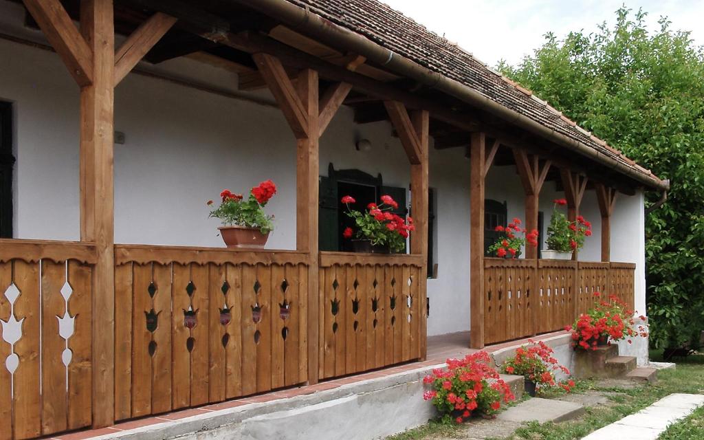 BátorNevenincs Vendégház的房屋内带盆花的木栅栏