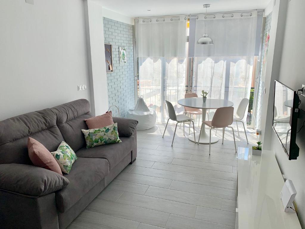 菲内斯特拉特Apartamento Dreamplace的客厅配有沙发和桌子