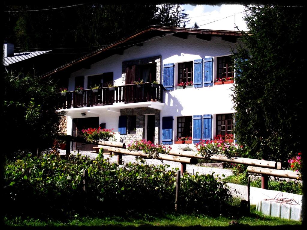 夏蒙尼-勃朗峰夏蒙尼旅馆的白色的房子,设有蓝色的门和栅栏