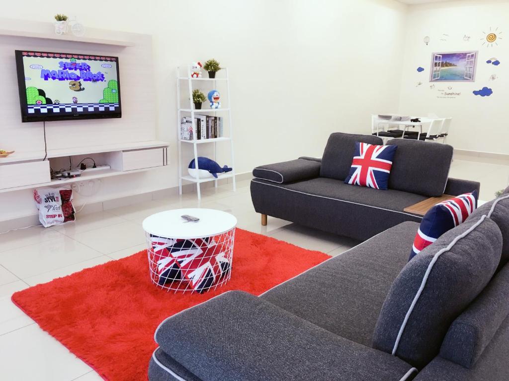 峇株巴辖Batu Pahat Leisure Stay的客厅配有两张沙发和一台电视机