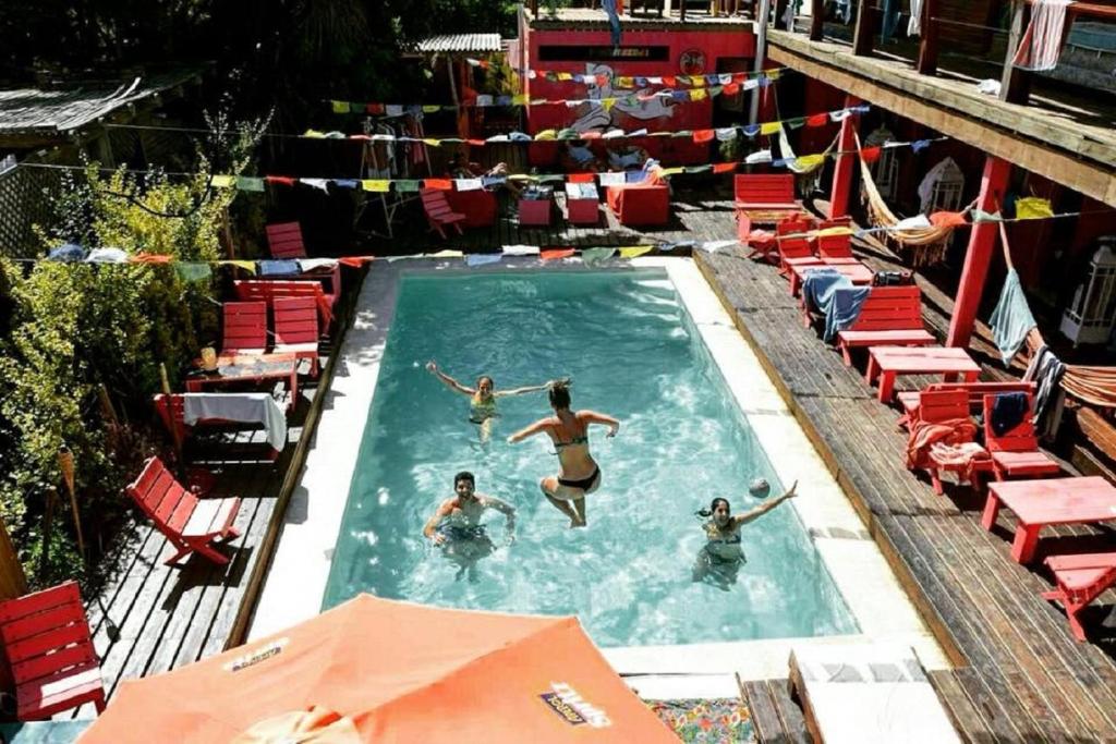 La Rubia Hostel内部或周边泳池景观