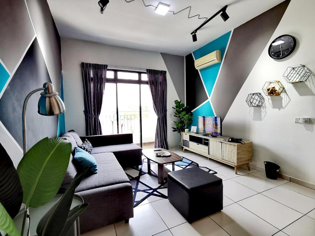 新山0803 Family Suites Bukit Indah TVbox Wifi Games Toy的客厅配有沙发和桌子