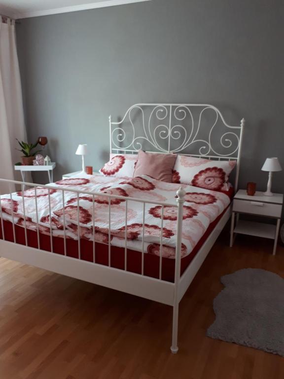 哈尔伯Ferienwohnung zum Schuster的卧室配有白色床和粉红色枕头