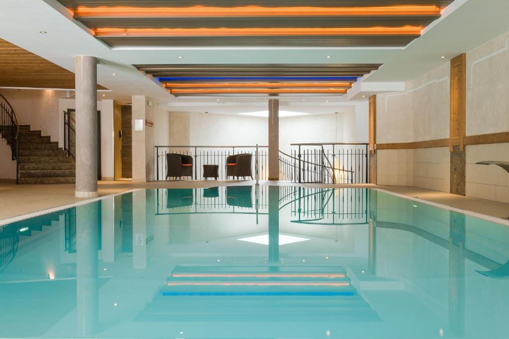 索尔达Hotel Lärchenhof的大楼内的一个蓝色海水游泳池