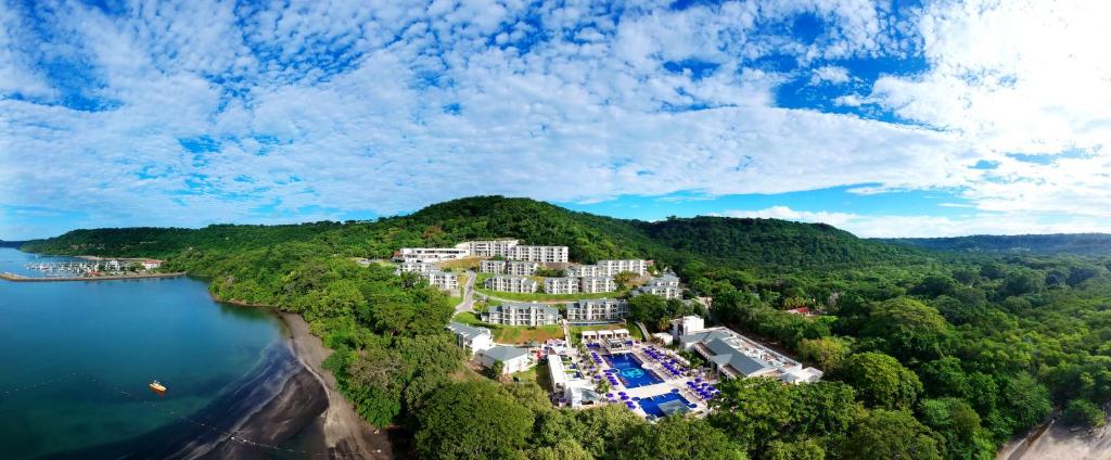 CulebraPlanet Hollywood Costa Rica, An Autograph Collection All-Inclusive Resort的享有水边小山上的度假胜地的空中景致
