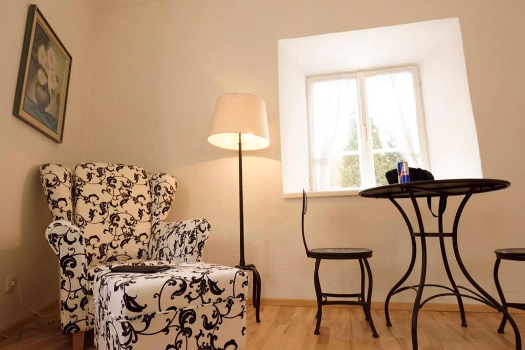 艾森埃尔茨Barbara Residenz / Apartment Clematis的客厅配有椅子、桌子和窗户