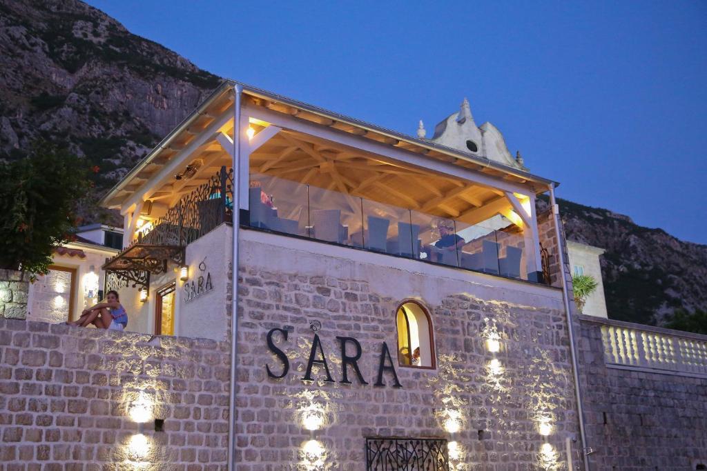 科托尔Hotel Sara的一座有标牌的建筑,上面写着Saan