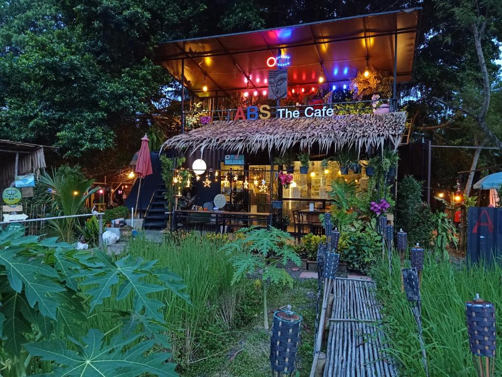 曼谷Do Dee Cafe Bangkok Hostel的一间标有咖啡厅读书标牌的餐厅