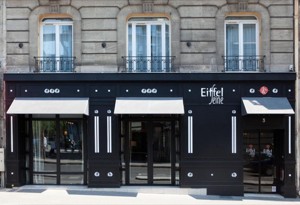 巴黎艾菲尔塞纳河酒店的门开的建筑物前的商店