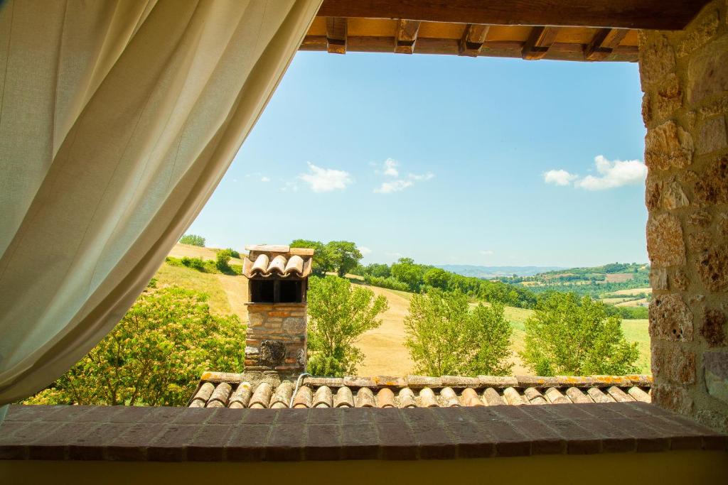 古鲁蒂比奥谢罗特拉农家乐的享有田野景色的窗户