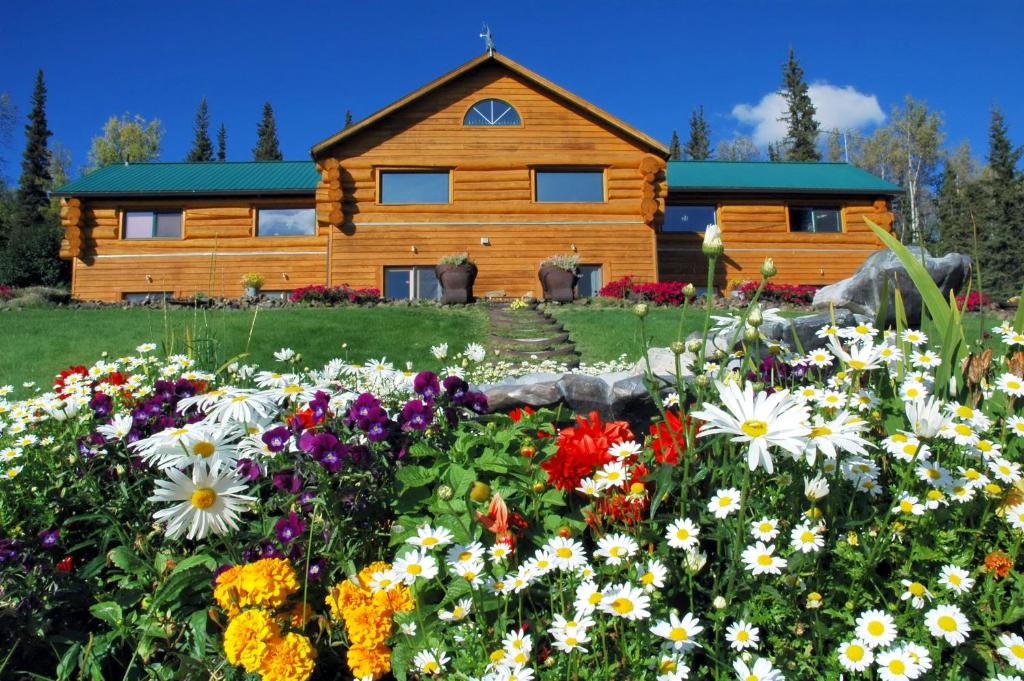 费尔班克斯A Taste of Alaska Lodge的小屋前方有鲜花