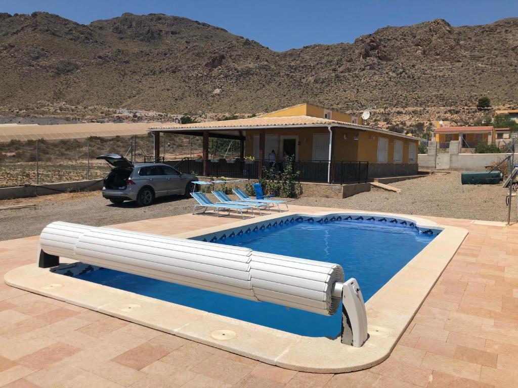 阿桂拉斯Casa Rural Aguilas (Murcia), Venta San Felipe的一个带椅子的大型游泳池