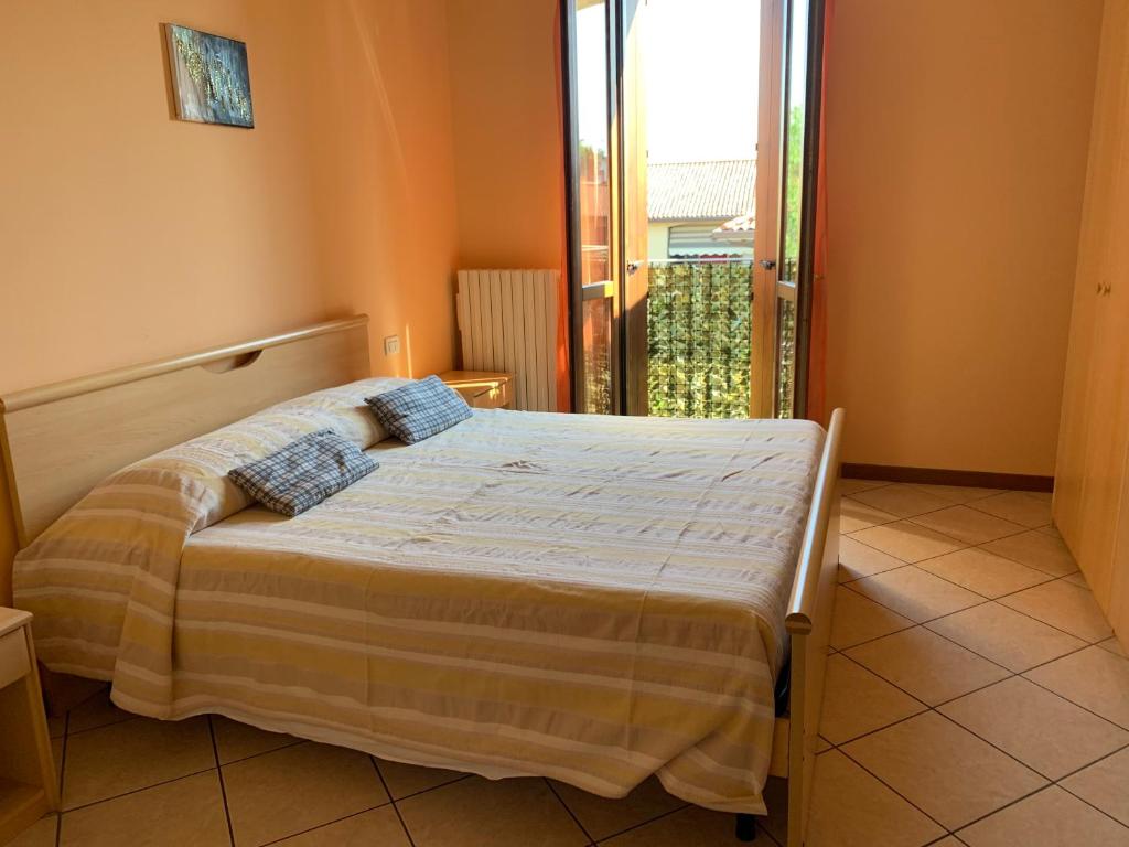 奥里奥阿塞里奥Apartment Orio的一间卧室配有一张带两个枕头的床