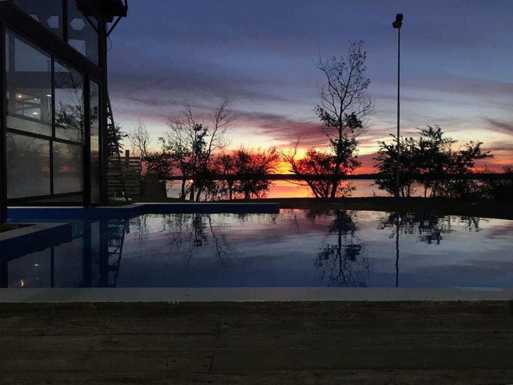 Termas de Salto Grande奥拉希奥基罗加酒店的游泳池的日落反射