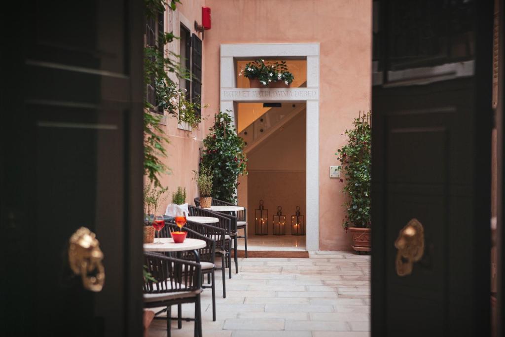 威尼斯Residenza Ducato的大楼内带桌椅的庭院