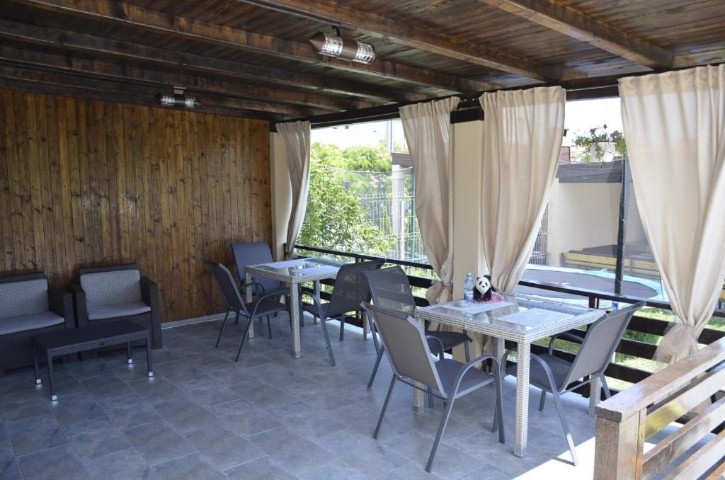 科斯蒂内什蒂Vila Danly的用餐室设有桌椅和窗户。