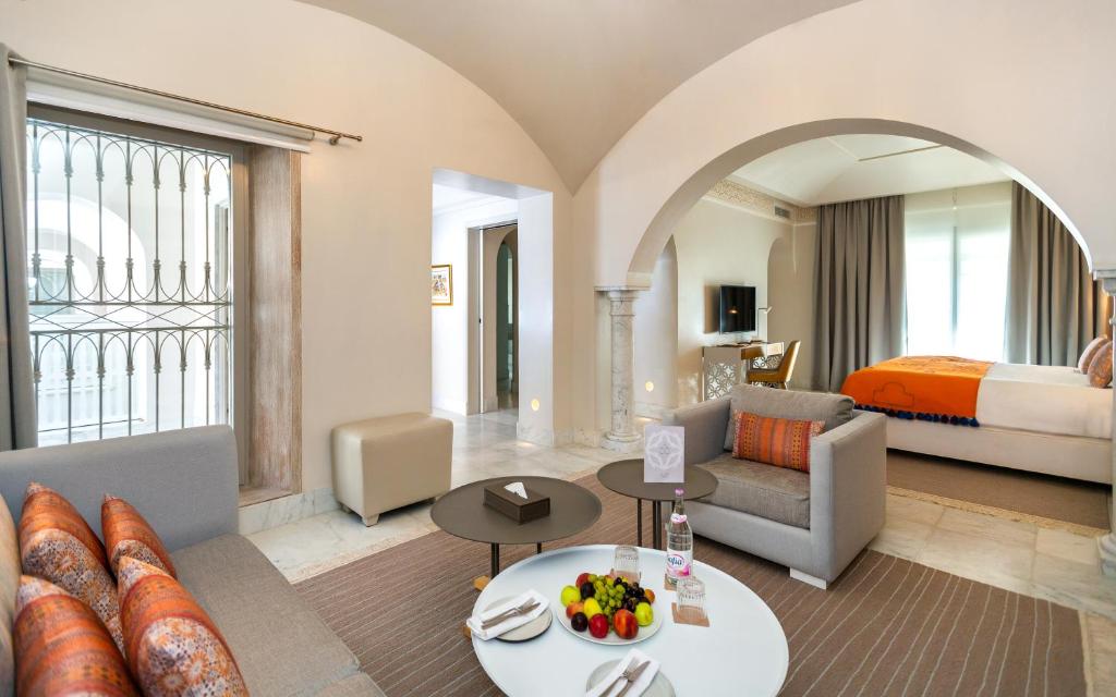 突尼斯Dar El Jeld Hotel and Spa的带沙发和床的客厅以及1间房间