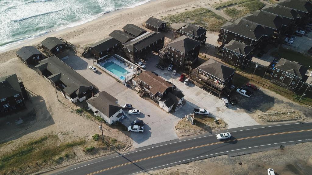 巴克斯顿Outer Banks Motel的海滩上房屋的空中景致