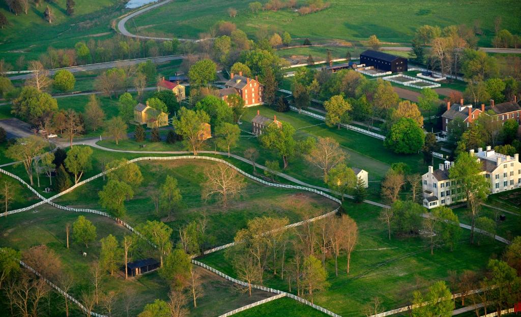 HarrodsburgShaker Village of Pleasant Hill的享有公园的空中景观,公园内有建筑和树木