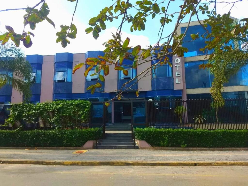 瓜鲁雅圣玛丽亚酒店的前面有楼梯的蓝色建筑